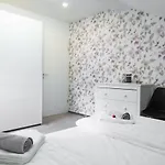 Apartma Tia شقة