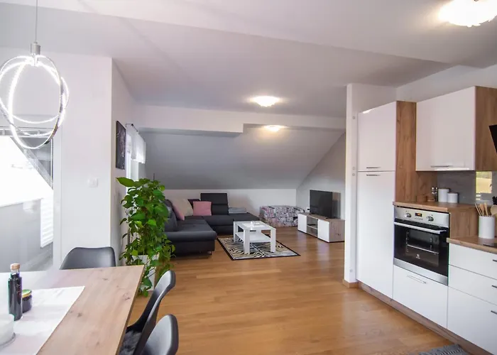 Apartma Tia דירה